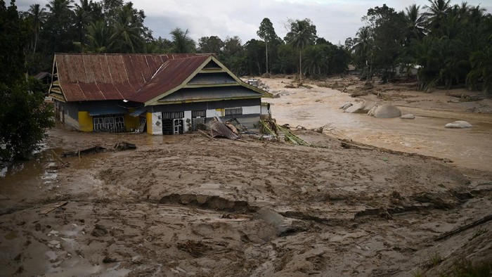 Ratusan Rumah Tertimbun Lumpur Akibat Banjir di Luwu Utara Kondisi bantaran sungai Masamba akibat banjir bandang di Masamba, Kabupaten Luwu Utara, Sulawesi Selatan, Selasa (14/7/2020). Akibat banjir bandang tersebut mengakibatkan 10 orang meninggal dunia dan ratusan rumah tertimbun lumpur. ANTARA FOTO/Muktar/yu/hp.