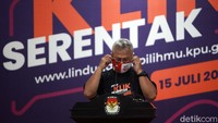 Ketua KPU Arief Budiman membetulkan posisi maskernya.