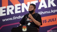 Ketua DKPP Muhammad membenarkan masker saat memberikan sambutan di gedung KPU, Jakarta, Rabu (15/7/2020).