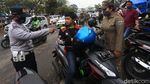Lagi, Pelanggar PSBB Dihukum Nyapu Jalanan