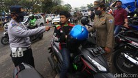 Mereka dikenakan sanksi sosial karena tidak memakai masker.