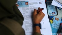 Petugas juga memberikan surat teguran kepada pelanggar PSBB.
