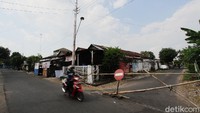 Akses utama menuju lima RT di Kelurahan Jagalan ditutup sementara.