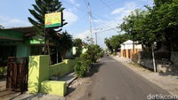 Suasana perkampungan tampak sepi. Hanya beberapa warga yang lalu lalang di perkampungan tersebut.