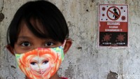 Saat ini stiker berisi sosialisasi pencegahan penyebaran COVID-19 tertempel di setiap sudut kampung.