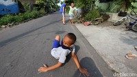 Gang yang sepi karena ditutup oleh warga dimanfaatkan oleh beberapa anak untuk bermain.