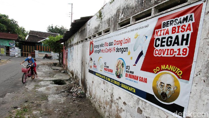 Satu Warga Positif Corona, Kampung di Jagalan Solo Diisolasi Gang yang sepi karena di tutup oleh warga dimanfaatkan oleh beberapa anak untuk bermainn di jalan Kali Kuantan, Jagalan, Jebres, Surakarta, Jawa Tengah, Selasa (14/7). Akses utama menuju lima RT dikelurahan Jagalan tersebut ditutup sementara dampak dari satu warga yang menjadi mahasiswa peserta Program Pendidikan Dokter Spesialis Fakultas Kedokteran UNS Solo yang terkonfirmasi positif Virus Corona di lingkup RS. Moewardi.