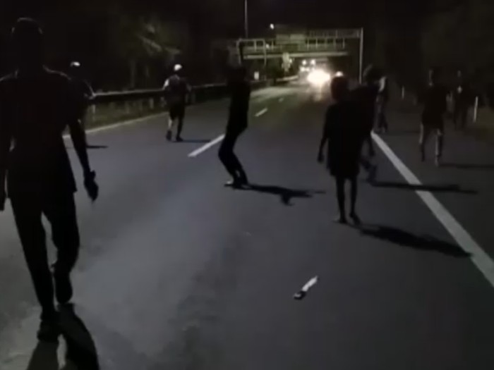 Sejumlah warga terlibat tawuran di dalam area jalan tol Makassar. Sebanyak 8 orang diamankan polisi (dok. Istimewa)