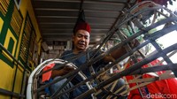 Harga yang dipatok pun beragam tergantung ukurannya. Sepasang ondel-ondel berukuran besar yang dibuat Yusuf dibanderol Rp 3,5 juta. Sementara untuk ukuran sedang yang kerap dimainkan anak kecil dibanderol Rp 600 ribu per unit.