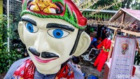 Tak hanya itu, Yusuf juga kerap mendapat orderan untuk membuat merchandise boneka ondel-ondel yang dijual dengan harga Rp 75 ribu.