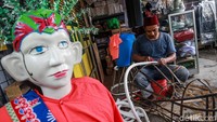 Yusuf, seorang perajin ondel-ondel, tengah sibuk menyelesaikan pembuatan ondel-ondel di kawasan Cipondoh, Tangerang, Banten, Rabu (15/7/2020).