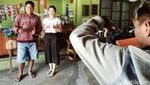 Senyum Manis Daniella Ladeni Foto Bareng Pelanggan Angkringan
