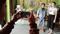 Senyum manis juga tersungging dari bibir gadis kelahiran 1999 itu saat berpose dengan pelanggan angkringannya.