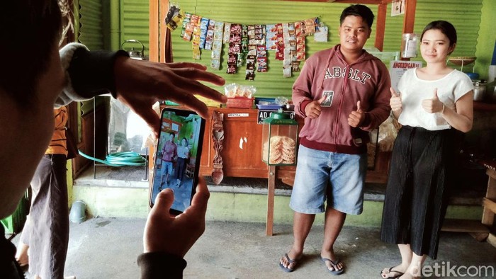 Senyum Manis Daniella Ladeni Foto Bareng Pelanggan Angkringan Penjual angkringan asal Klaten, Daniella Ananda Setiawan bikin gagal fokus. Selain cantik, dia juga ramah saat melayani foto bersama pelanggan angkringannya.