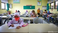 Para siswa ini mengerjakan tes berdasarkan jenjang kelas.
