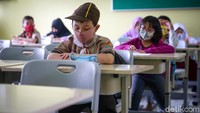 Sejumlah siswa SD tengah mengikuti tes mutasi atau pindah sekolah di SD Negeri 03 Petukangan, Jakarta Selatan.