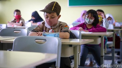 Suasana Tes Mutasi Siswa Sekolah Dasar di Jakarta