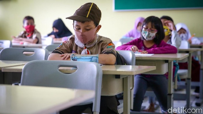 Suasana Tes Mutasi Siswa Sekolah Dasar SD Negeri 03 Petukangan, Jakarta Selatan, menggelar tes masuk mutasi siswa atau pindah sekolah. tes ini digelar usai seleksi PPDB.