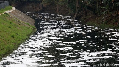 Sungai Buaran Jakarta Timur Berbusa
