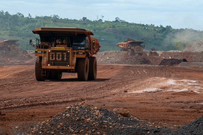 Sejumlah articulated dump truck mengangkut material pada pengerukan lapisan atas di pertambangan nikel PT. Vale di Soroako, Luwu Timur, Sulawesi Selatan, Kamis (28/3/2019). ANTARA FOTO/Basri Marzuki