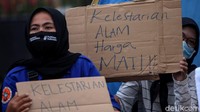 Para Mapala tersebut juga tampak membawa sejumlah poster berisi penolakan mereka terhadap RUU Omnibus Law.
