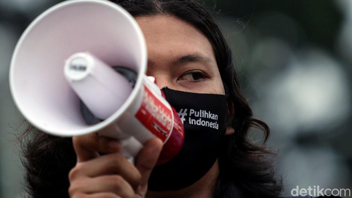 Sejumlah mahasiswa pencinta alam (Mapala) menggelar aksi menolak RUU Omnibus Law. Dalam aksi itu mereka menggelar tenda di depan Gedung DPR RI.