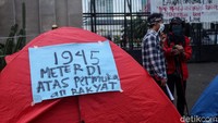 Sejumlah tenda yang dibawa oleh para Mapala didirikan di depan pintu gerbang Gedung DPR.