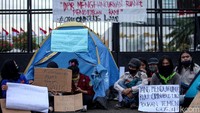 Sejumlah mahasiswa pencinta alam (Mapala) menggelar aksi di depan Gedung DPR RI, Jakarta, Rabu (15/7/2020).