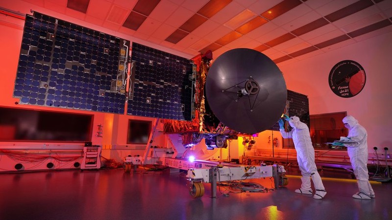 Uni Emirat Arab (UEA) berambisi untuk meluncurkan satelit Hope ke Mars, di mana bila itu sukses, maka akan menasbihkan UEA sebagai negara Arab pertama yang sukses menjalankan misi antarplanet.