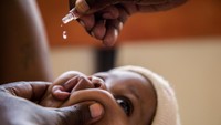 Seorang balita bernama Najib mendapat tetes polio di pusat kesehatan Uganda. Untuk mendukung kelangsungan layanan imunisasi, UNICEF dan pemerintah Uganda mendatangkan 3.842.000 dosis vaksin polio oral bivalen (bOPV).
