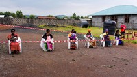 Di Goma, Republik Kongo, sejumlah ibu terlihat antre untuk mendapat vaksin bagi bayi-bayi mereka. Pandemi terus menguji sistem kesehatan di negara tersebut selain ebola dan campak. Kampanye vaksinasi terus dilakukan, hasilnya 150.491 anak usia 6 bulan hingga 5 tahun di provinsi Kivu Utara sukses mendapatkan layanan tersebut.