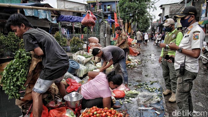 Imbauan dan sanksi sosial terus dilakukan kepada pedagang-pembeli di pasar tradisional. Nah, salah satunya di Pasar Tumpah, Jakarta Utara.
