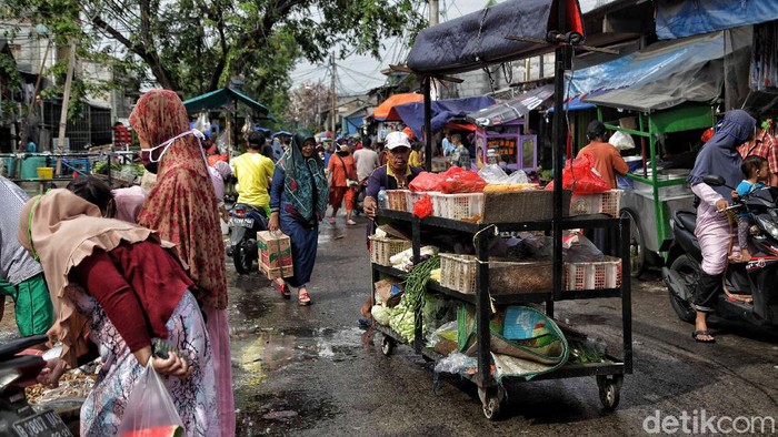 Imbauan dan sanksi sosial terus dilakukan kepada pedagang-pembeli di pasar tradisional. Nah, salah satunya di Pasar Tumpah, Jakarta Utara.