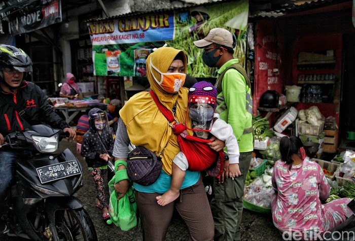Imbauan dan sanksi sosial terus dilakukan kepada pedagang-pembeli di pasar tradisional. Nah, salah satunya di Pasar Tumpah, Jakarta Utara.