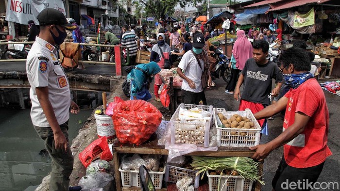 Imbauan dan sanksi sosial terus dilakukan kepada pedagang-pembeli di pasar tradisional. Nah, salah satunya di Pasar Tumpah, Jakarta Utara.