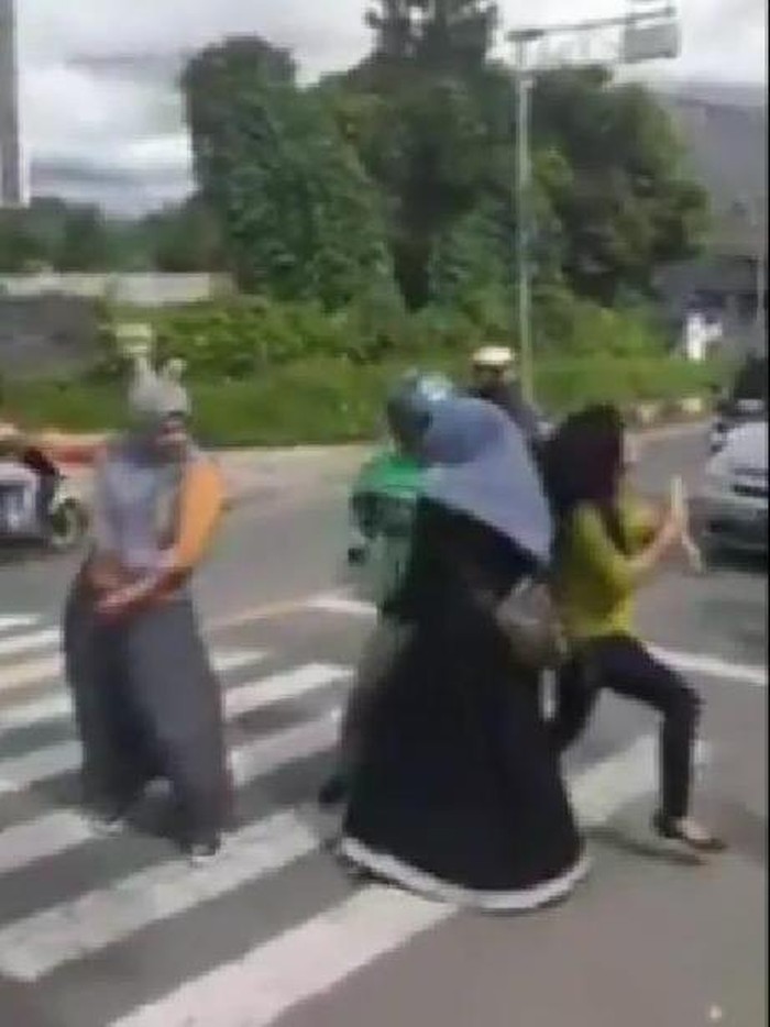Viral ibu-ibu joget di zebra cross di Mamuju akhirnya minta maaf ke polisi (Screenshot video viral)