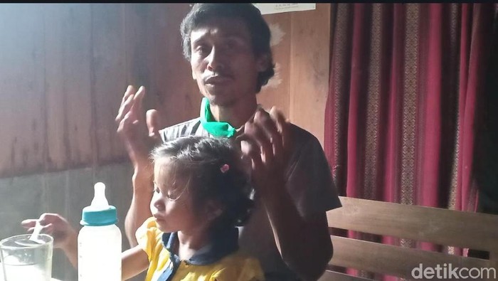 Pengakuan Giman (47) memindahkan rumah seorang diri dalam semalam masih membuat orang penasaran. Kini ia bercerita soal doa yang dipanjatkan saat memindahkan rumah tersebut.