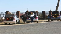Dengan pintu bagasi yang terbuka, warga ramai berjualan di sisi jalan Harare, ibu kota Zimbabwe.  