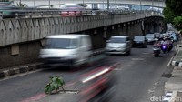 Diketahui, tanaman tersebut diletakkan di tengah jalan sebagai penanda lubang.