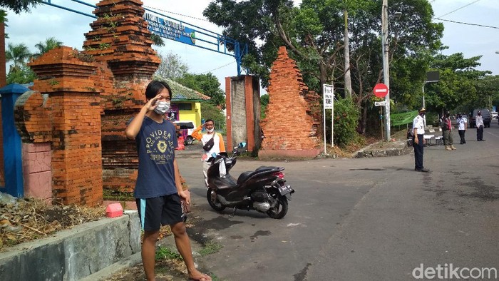 Warga Cirebon diberi hukuman karena tak kenakan masker