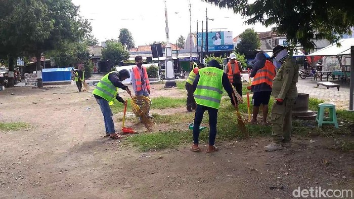Warga yang terjaring razia masker di Kendal disanksi membersihkan alun-alun, Rabu (15/7/2020).
