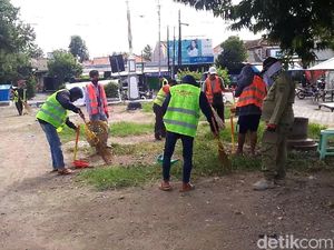 Emak-emak Ngeyel Tak Bermasker Disanksi Nyapu Alun-alun Kendal