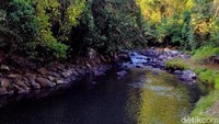 Warga setempat menyebutnya Sori Nae atau dalam bahasa Indonesianya Sungai Besar. Inilah setitik kesegaran dari Dompu, NTB. (Faruk Nickyrawi/detikcom)