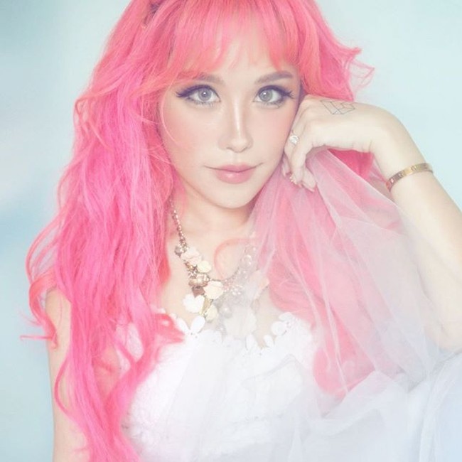 Saat ini pihak kepolisian sedang menyelidiki dua laporan yang ditujukan terhadap Khan atas postingan-postingannya di media sosial. Cheng diduga berkomentar bahwa otoritas penegak hukum Singapura mendiskriminasi warga negara, dan membandingkan dengan kelompok lain, orang China dan kulit putih yang diperlakukan berbeda berdasarkan hukum. Foto: Instagram @xiaxue