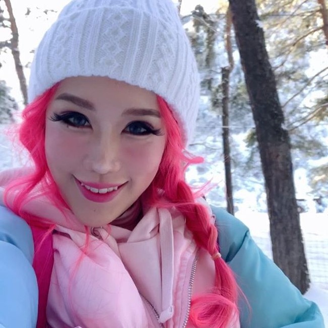 Cheng yang berusia 36 tahun dan memiliki pengikut sebanyak lebih dari 601 ribu di Instagram itu kini telah diboikot di media sosial dengan menggunakan tagar #PunishXiaxue. Tagar tersebut telah menjadi populer nomor satu di Twitter di Singapura. Foto: Instagram @xiaxue