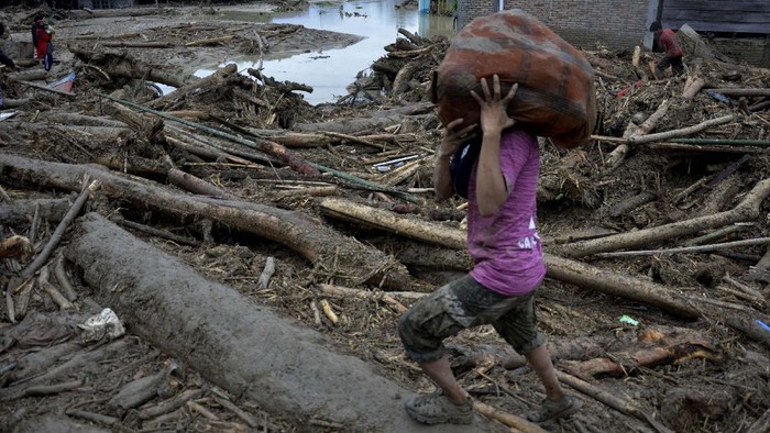 Tercatat sudah 21 orang meninggal akibat banjir bandang di Kabupaten Luwu Utara, Sulawesi Selatan. Selain itu Sebanyak 1.207 warga terpaksa mengungsi.