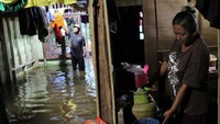 Warga memasak di rumahnya yang terendam banjir di Desa Lalonggotomi, Konawe, Sulawesi Tenggara. ANTARA FOTO/Jojon.