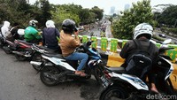 Aksi mereka pun jadi tontonan para pengendara motor yang melintas diatas jembatan Taman Ria Jakarta.