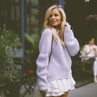 Andrea Rogers adalah instruktur barre dan pilates. Ia dikenal sebagai pelatih fitness model-model Victorias Secret. Punya penampilan yang menawan, tak disangka jika Andrea hampir berusia 50 tahun.Foto: Instagram @andreaxtendbarre