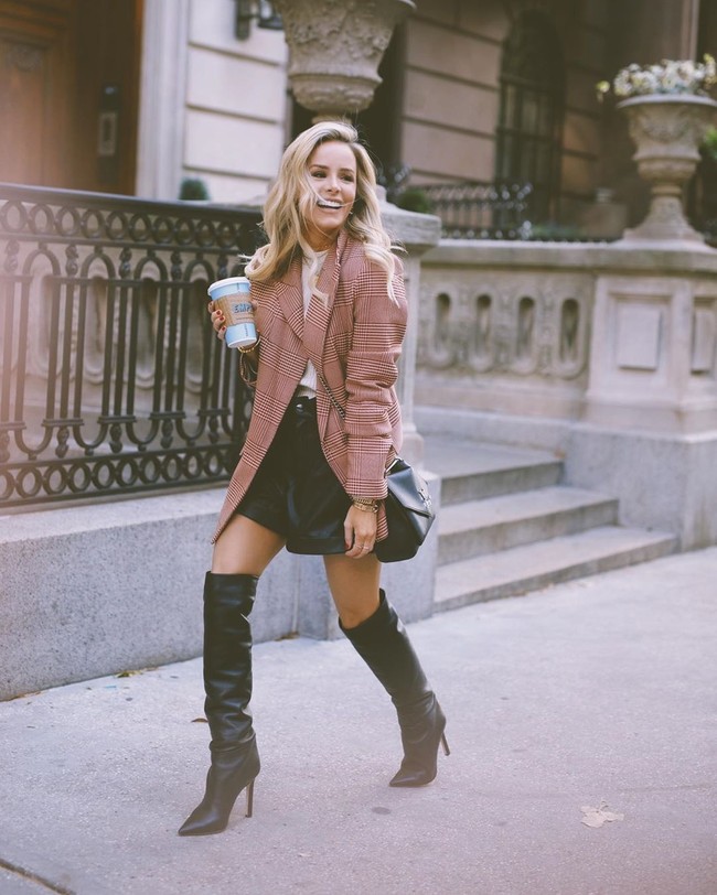 Tak perlu ke gym atau menggunakan alat tertentu, Andrea sering membagikan latihan mudah untuk membentuk tubuh. Bagi wanita yang merasa tidak punya waktu olahraga, Andrea bahkan punya cara gampang olahraga selagi menggosok gigi. Adapun trik-triknya yang lain yang bisa dilakukan di dapur hingga kamar tidur.Foto: Instagram @andreaxtendbarre